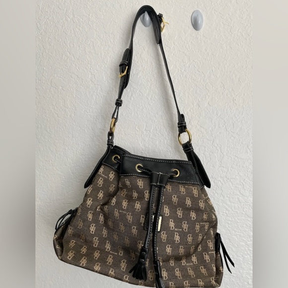 B Brentano bag. Color:brown. Adjustable shoulder strap.